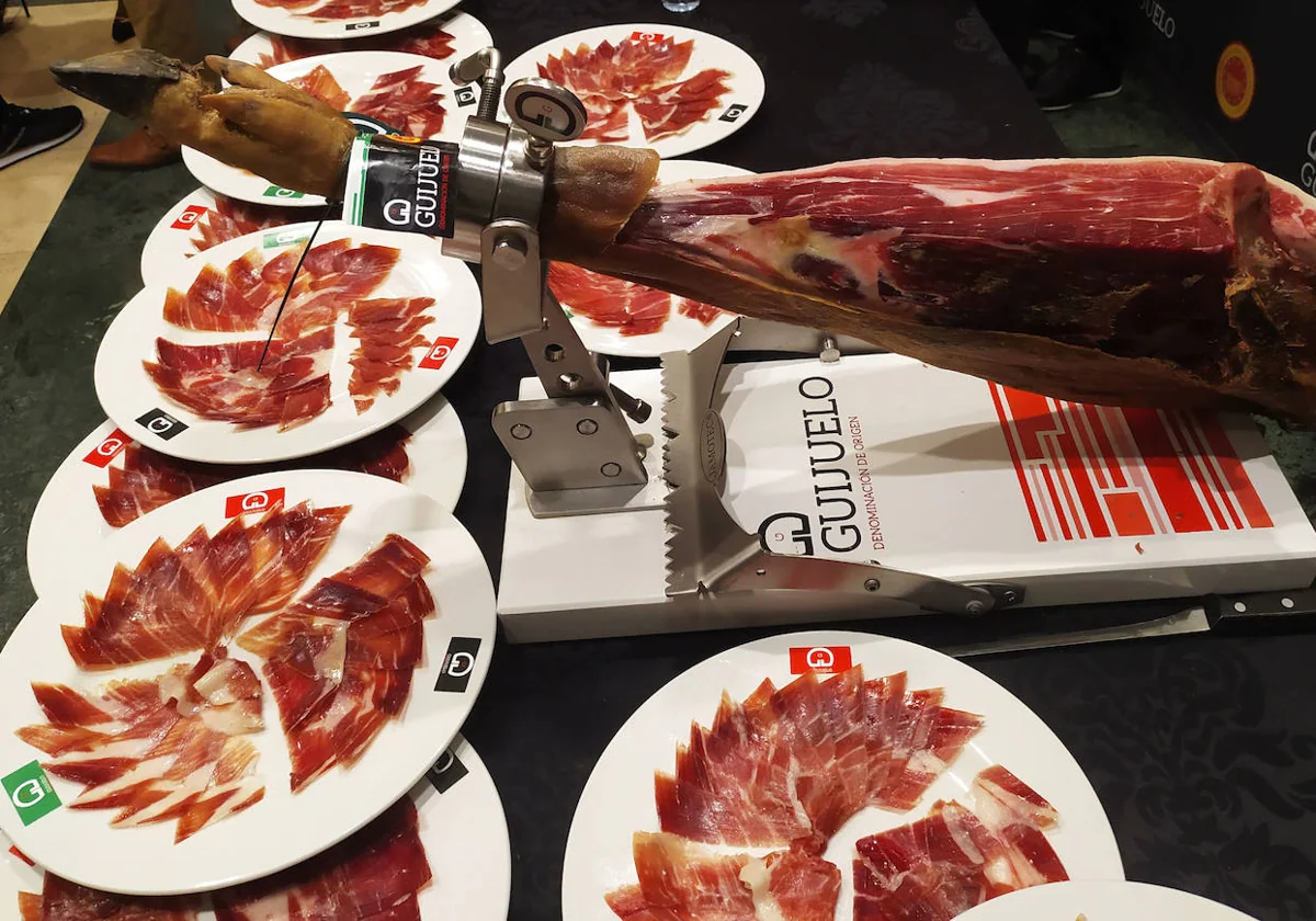 Platos preparados para degustar con jamón de Guijuelo, el producto estrella de la Navidad.