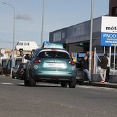 Un coche de Autoescuelas El Pilar Salamanca circula por la ciudad.
