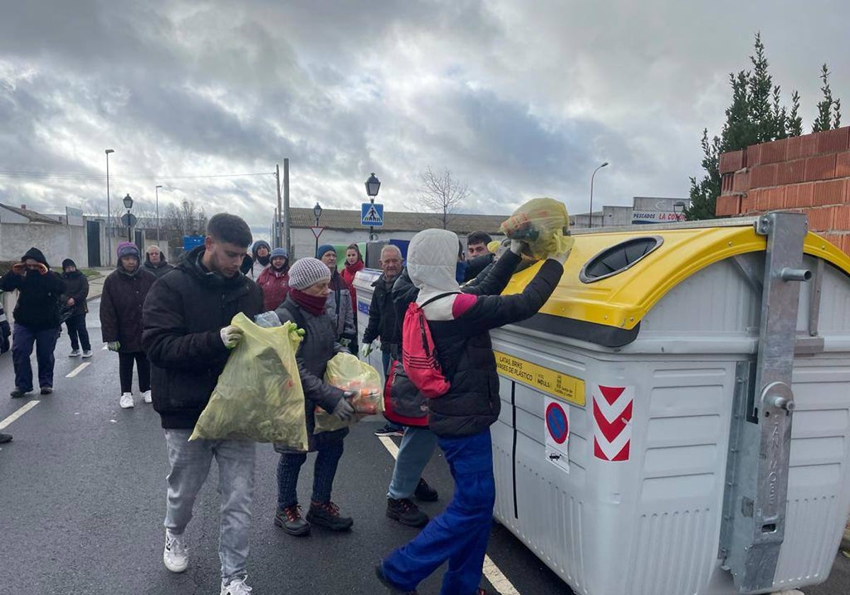 Todos contra la basura en el campo en Peñaranda