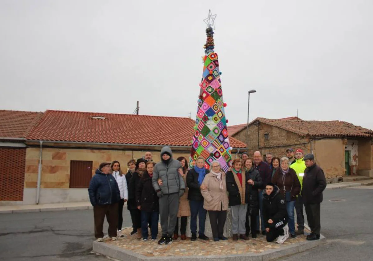 El árbol de la unidad ya luce en la plaza de Cordovilla
