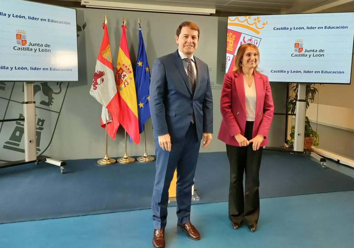 El presidente de la Junta, Alfonso Fernández Mañueco (i), junto a la consejera de Educación, Rocío Lucas (d), en Salamanca