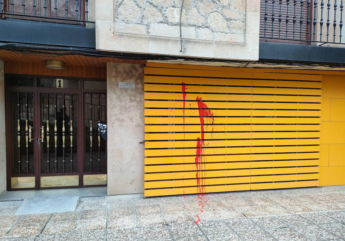 Nuevo ataque a la sede del PSOE de Salamanca con pintura y silicona