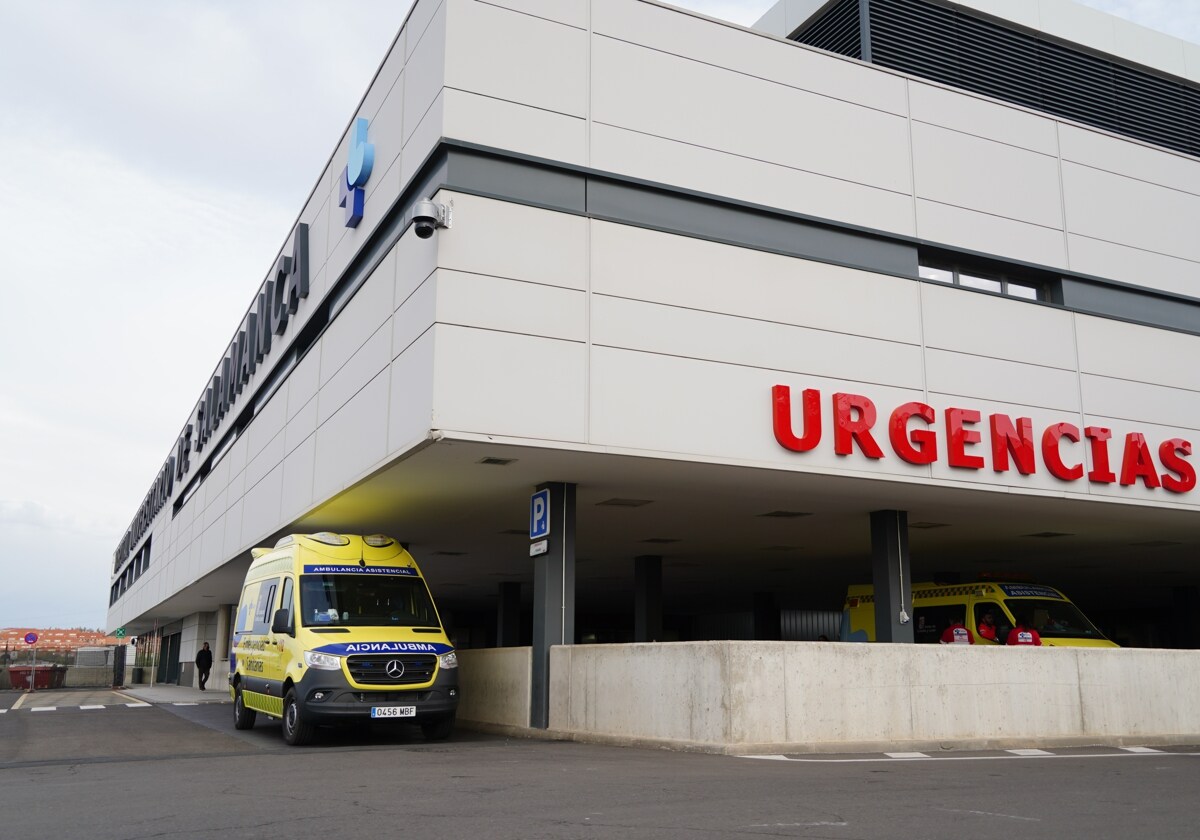 Una ambulancia de Emergencias Sanitarias en el Hospital.
