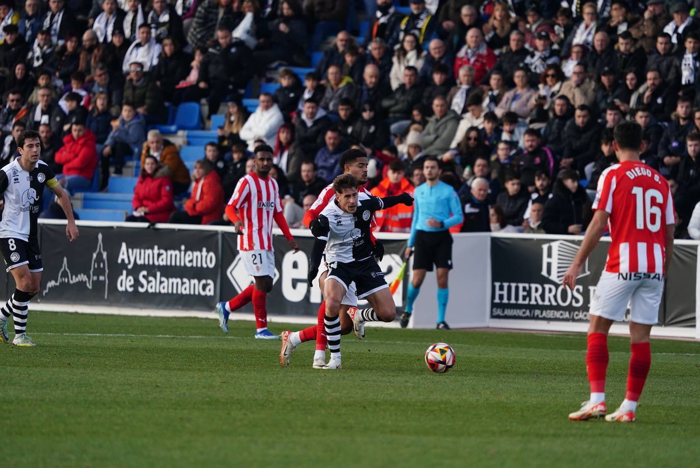 Las mejores imágenes del partido entre Unionistas y el Sporting de Gijón