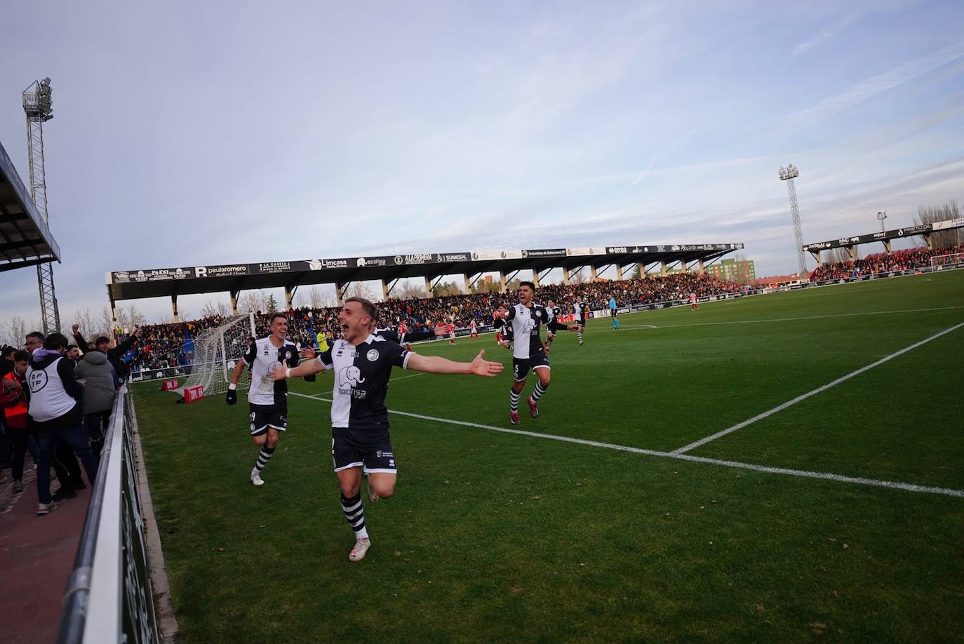 Las mejores imágenes del partido entre Unionistas y el Sporting de Gijón