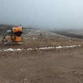 Imagen de las pistas sin nieve en La Covatilla.