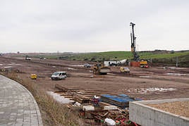 Maquinaria de construcción en la explanada sobre la que se construirá la plataforma intermodal.