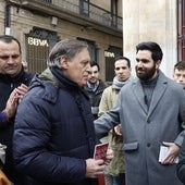 El presidente provincial del PP, Carlos García Carbayo, con un ejemplar de la Constitución