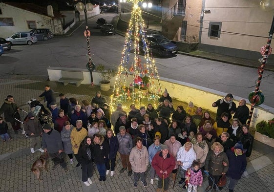 Vecinos reunidos en la plaza para inaugurar el alumbrado y la decoración