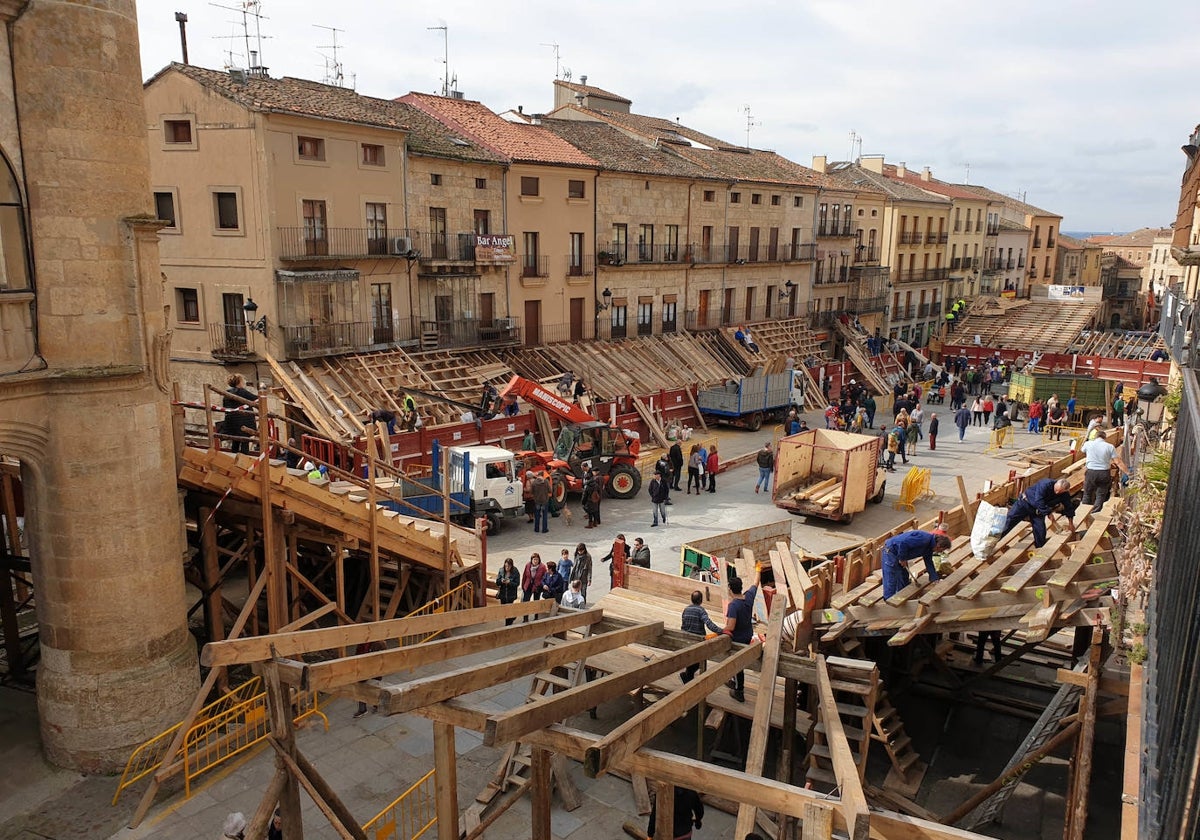 La Plaza Mayor de Ciudad Rodrigo durante la construcción de los tablaos.