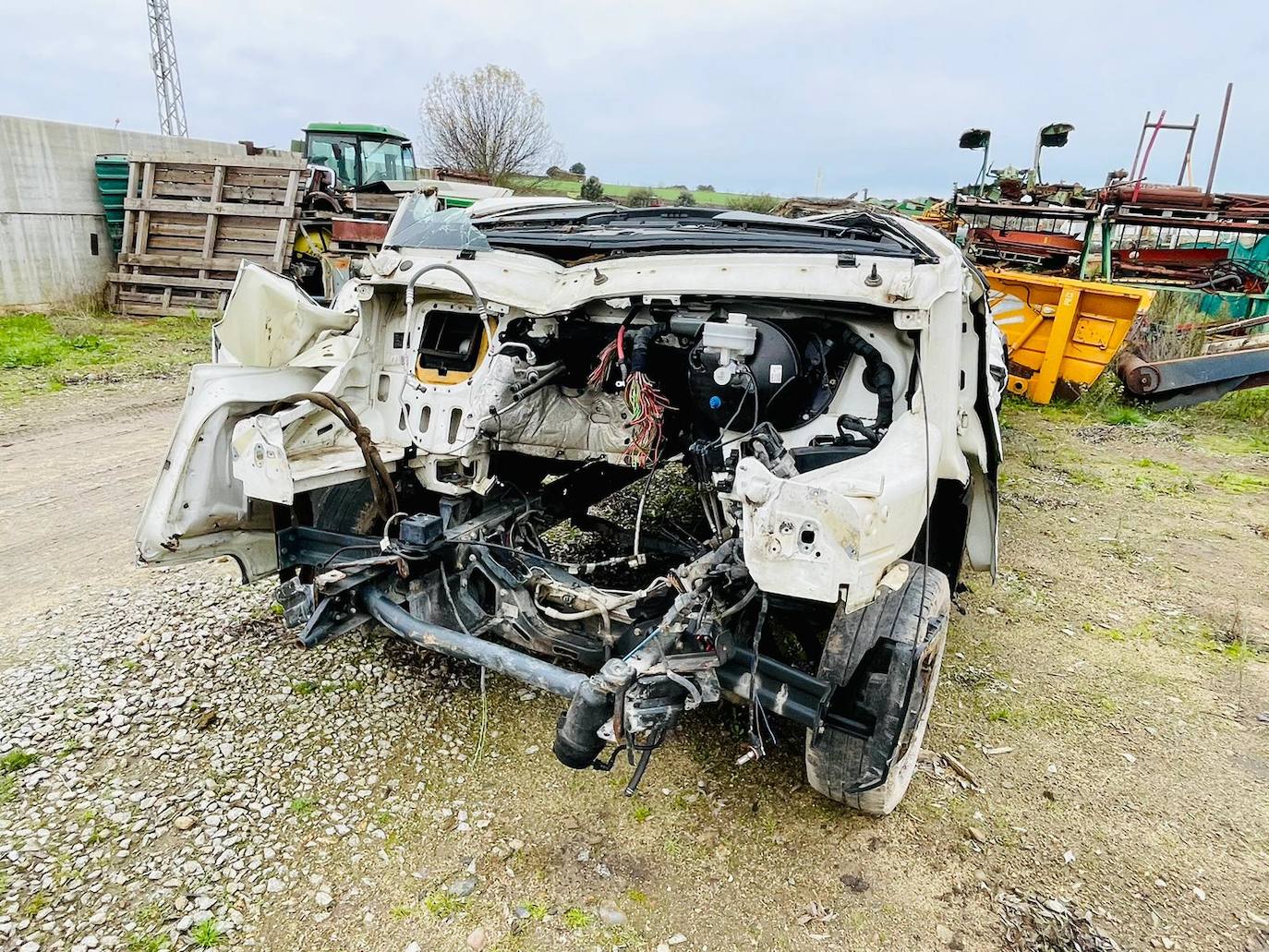 Completamente destrozada: así ha aparecido la furgoneta robada en Gallegos de Argañán