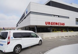 Un taxi, en las inmediaciones de las Urgencias del Hospital.