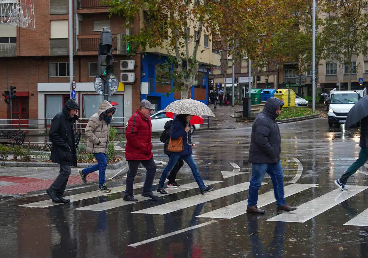 La lluvia obligó a sacar el paraguas y abrigarse durante este jueves.