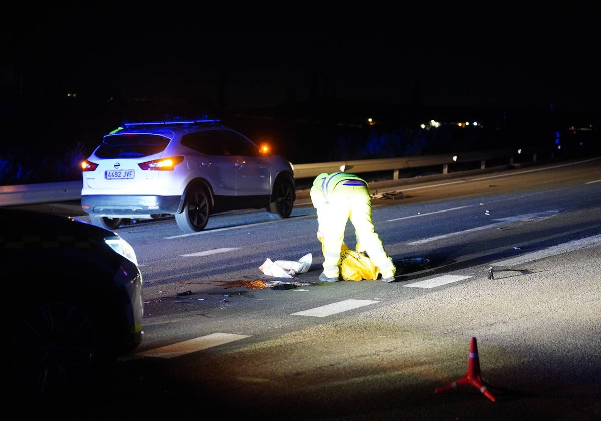 Un agente en el lugar instantes después del accidente mortal.