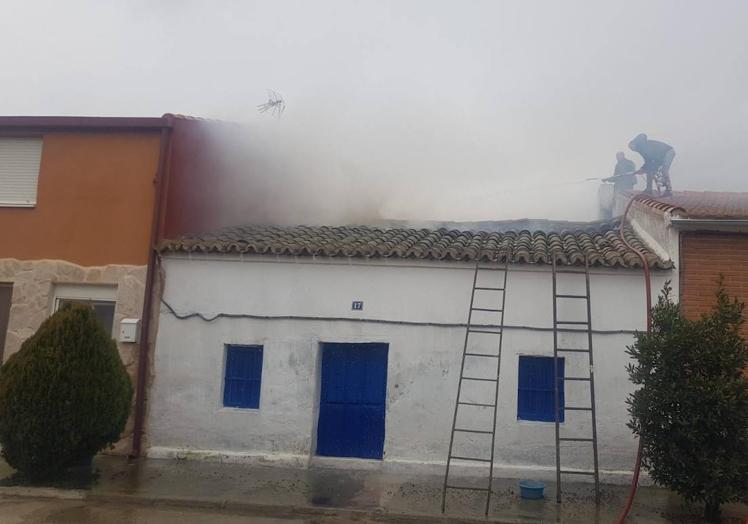 Imagen principal - Un incendio moviliza dos dotaciones de bomberos en un domicilio de Rágama