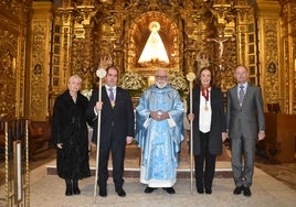 Mercedes Jorge (madre del nuevo viceabad), Eduardo Soria (viceabad), Pío Lana (sacerdote teatino), Carmen Rodríguez - Arias (abadesa) y Aurelio Díez (marido de la abadesa), esta mañana en el santuario de El Castañar en Béjar
