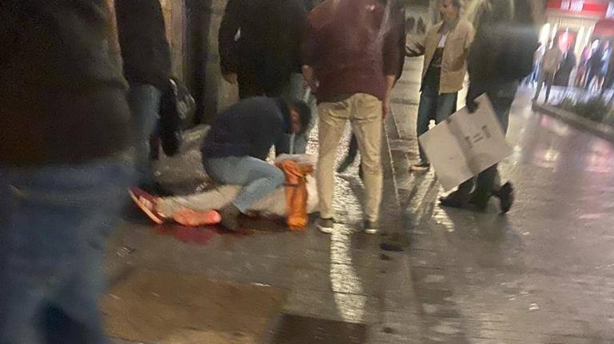 Un joven apuñalado en un violento enfrentamiento en la calle Correhuela