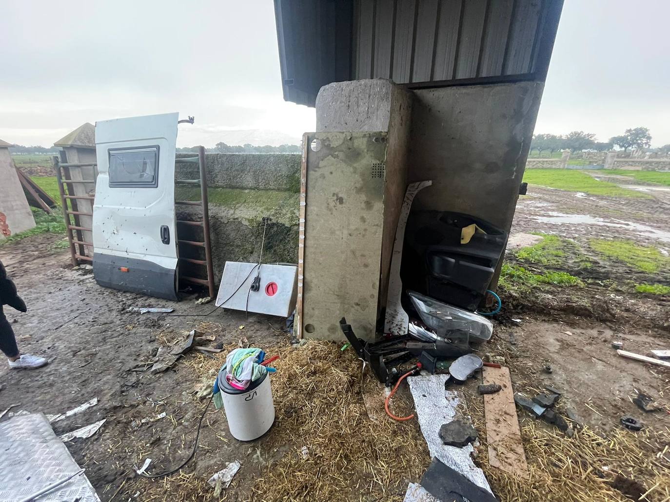 Completamente destrozada: así ha aparecido la furgoneta robada en Gallegos de Argañán