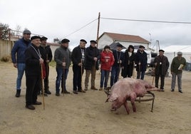 La Corporación municipal con los matanceros de honor de Barruecopardo durante la tradicional fiesta de la matanza del cerdo que congregó a cerca de 300 comensales.