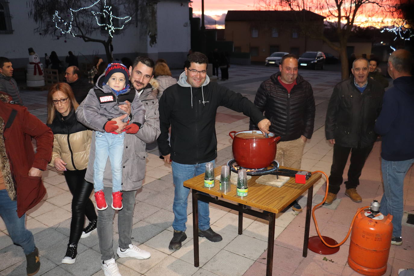 La Tala da la bienvenida a la Navidad con los vecinos unidos para preparar adornos e iluminación