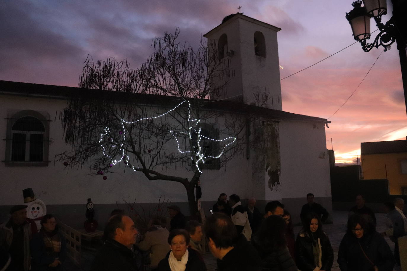 La Tala da la bienvenida a la Navidad con los vecinos unidos para preparar adornos e iluminación
