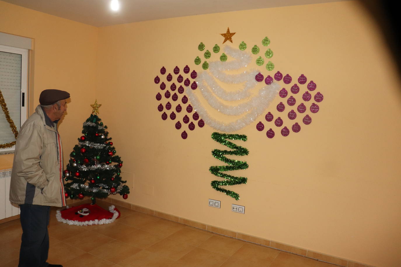 La Tala da la bienvenida a la Navidad con los vecinos unidos para preparar adornos e iluminación