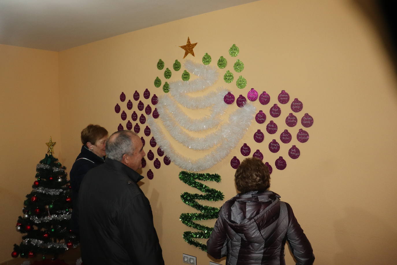 La Tala da la bienvenida a la Navidad con los vecinos unidos para preparar adornos e iluminación