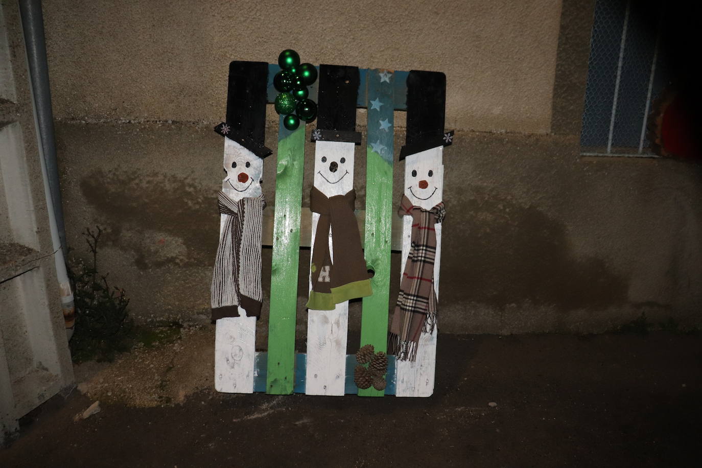 La Tala da la bienvenida a la Navidad con los vecinos unidos para preparar adornos e iluminación