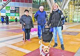 Pilar y su perro, a las puertas de la estación.