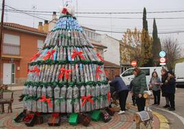 El árbol de Navidad es de material reciclado y tiene 5 metros de altura e iluminación nocturna.
