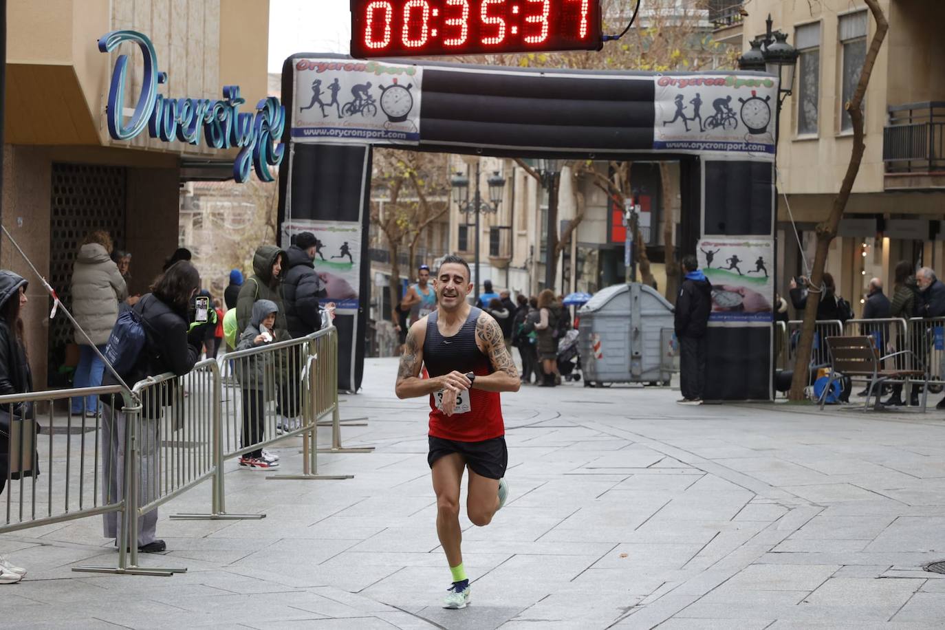 Ambientazo en las calles con la V Carrera Popular &#039;Corre con tu médico&#039;