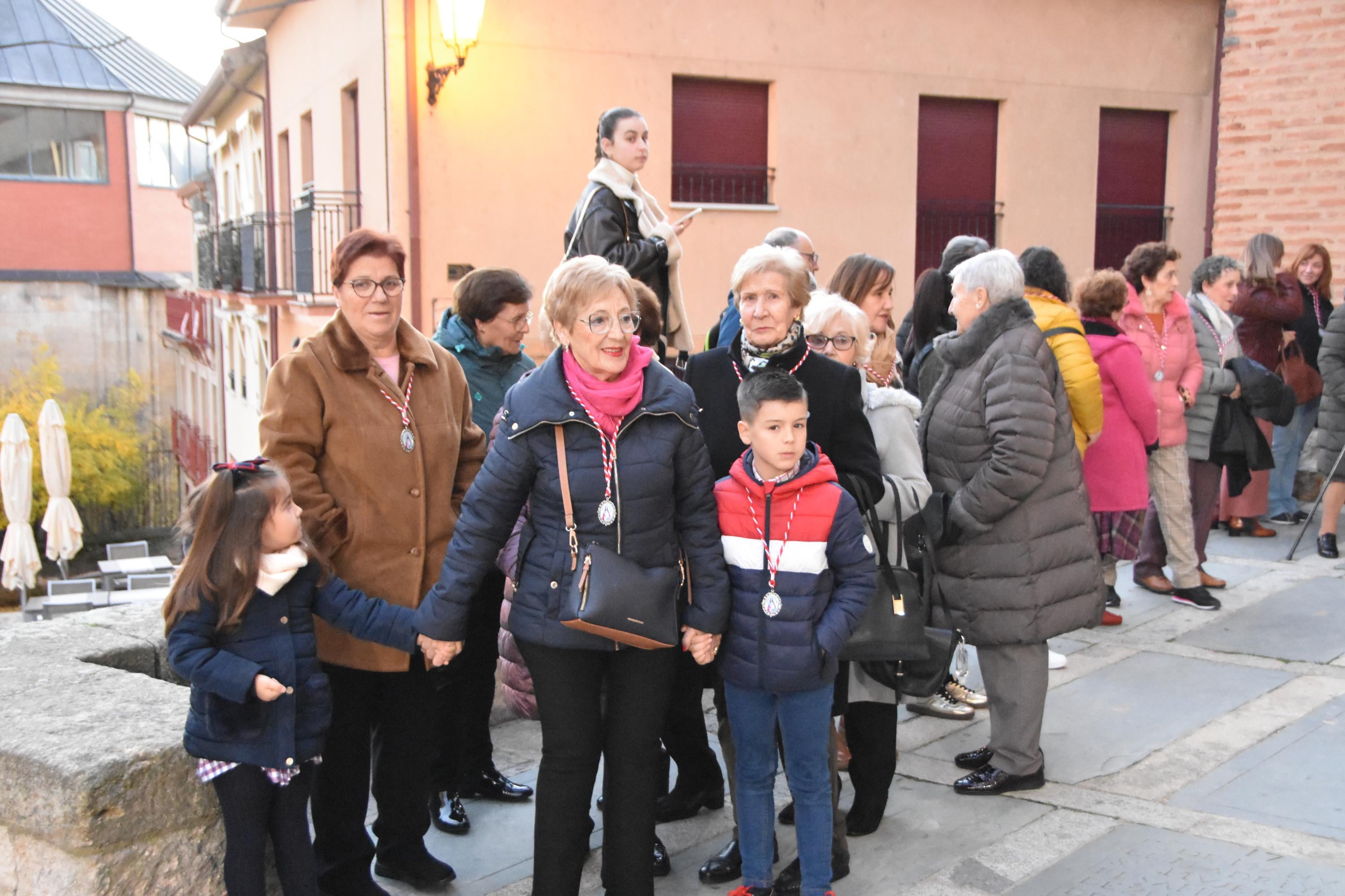 Día histórico en Alba con la primera salida de Santa Lucía a la calle