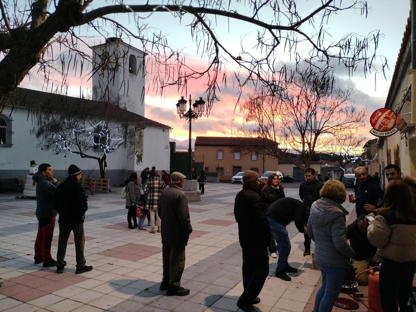 La Tala da la bienvenida a la Navidad con los vecinos unidos para preparar adornos e iluminación