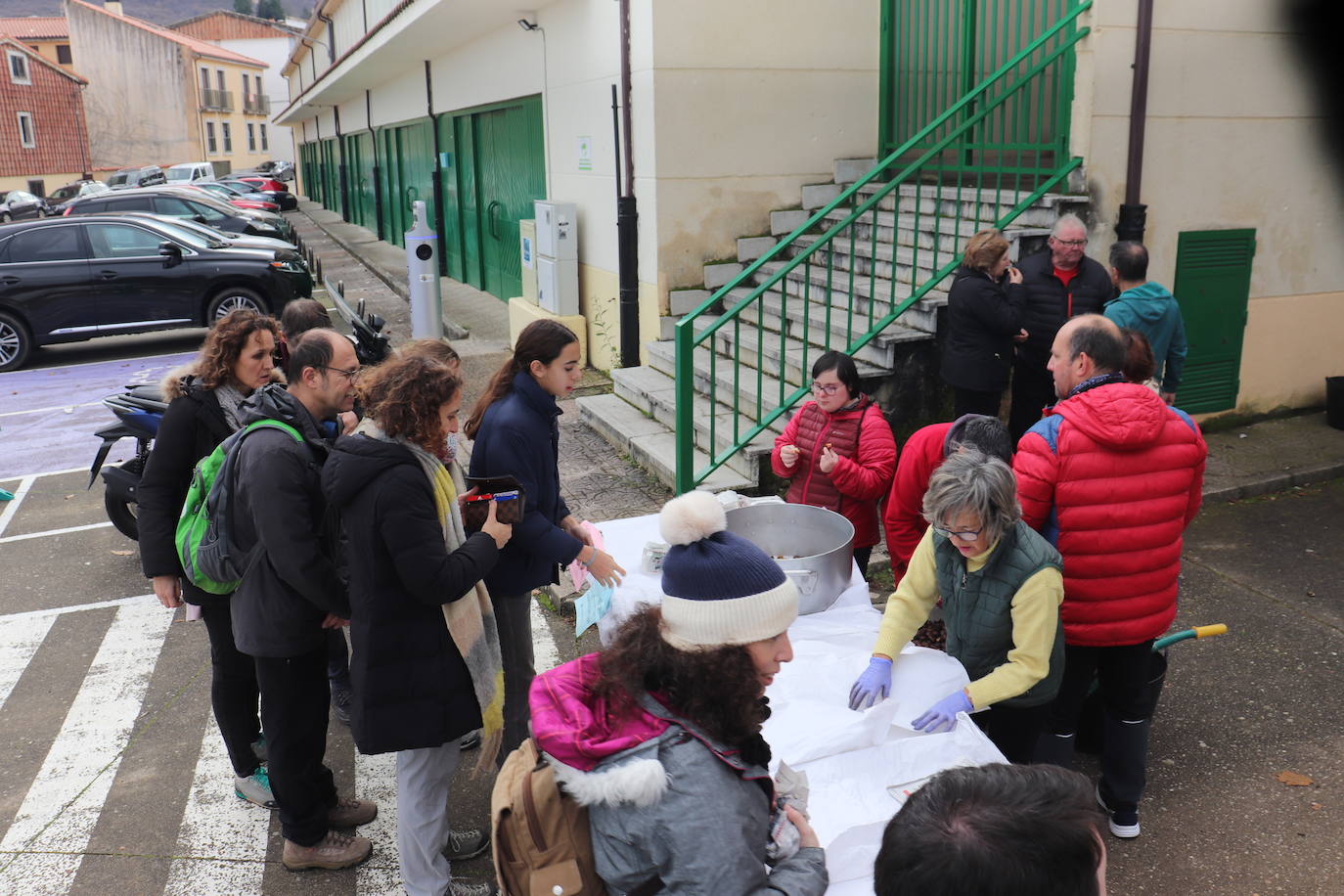 Candelario disfruta de la calbotada solidaria en beneficio de los niños ingresados en el hospital