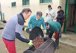 Las castañas se prepararon junto al pabellón municipal de Candelario