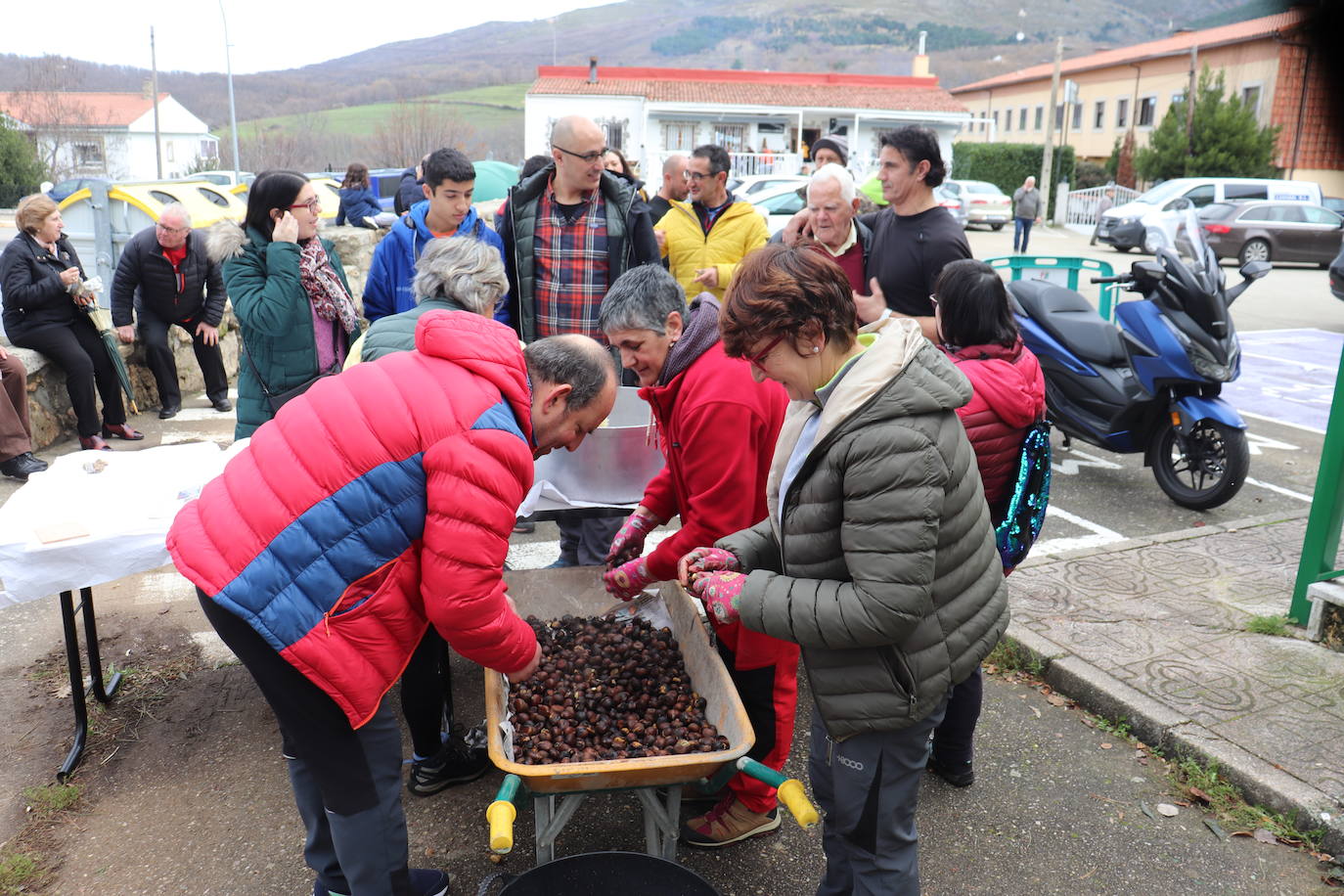 Candelario disfruta de la calbotada solidaria en beneficio de los niños ingresados en el hospital