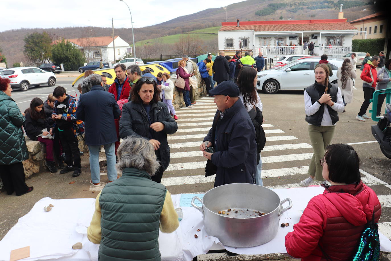 Candelario disfruta de la calbotada solidaria en beneficio de los niños ingresados en el hospital