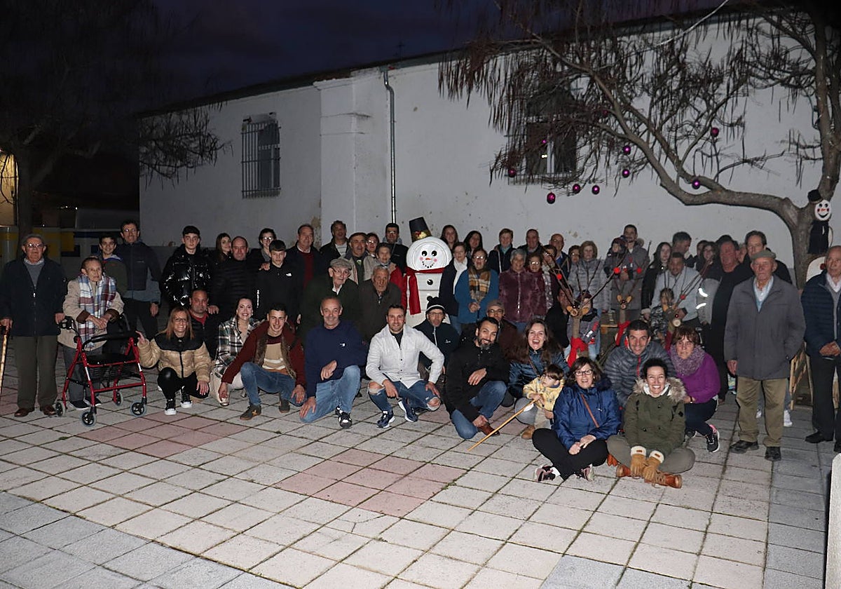 La Tala da la bienvenida a la Navidad con los vecinos unidos para preparar adornos e iluminación