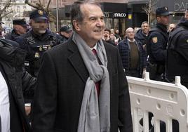 Abel Caballero, por las calles de Vigo increpado por empleados de Vitrasa.