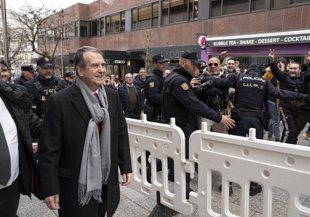 Abel Caballero, por las calles de Vigo increpado por empleados de Vitrasa.