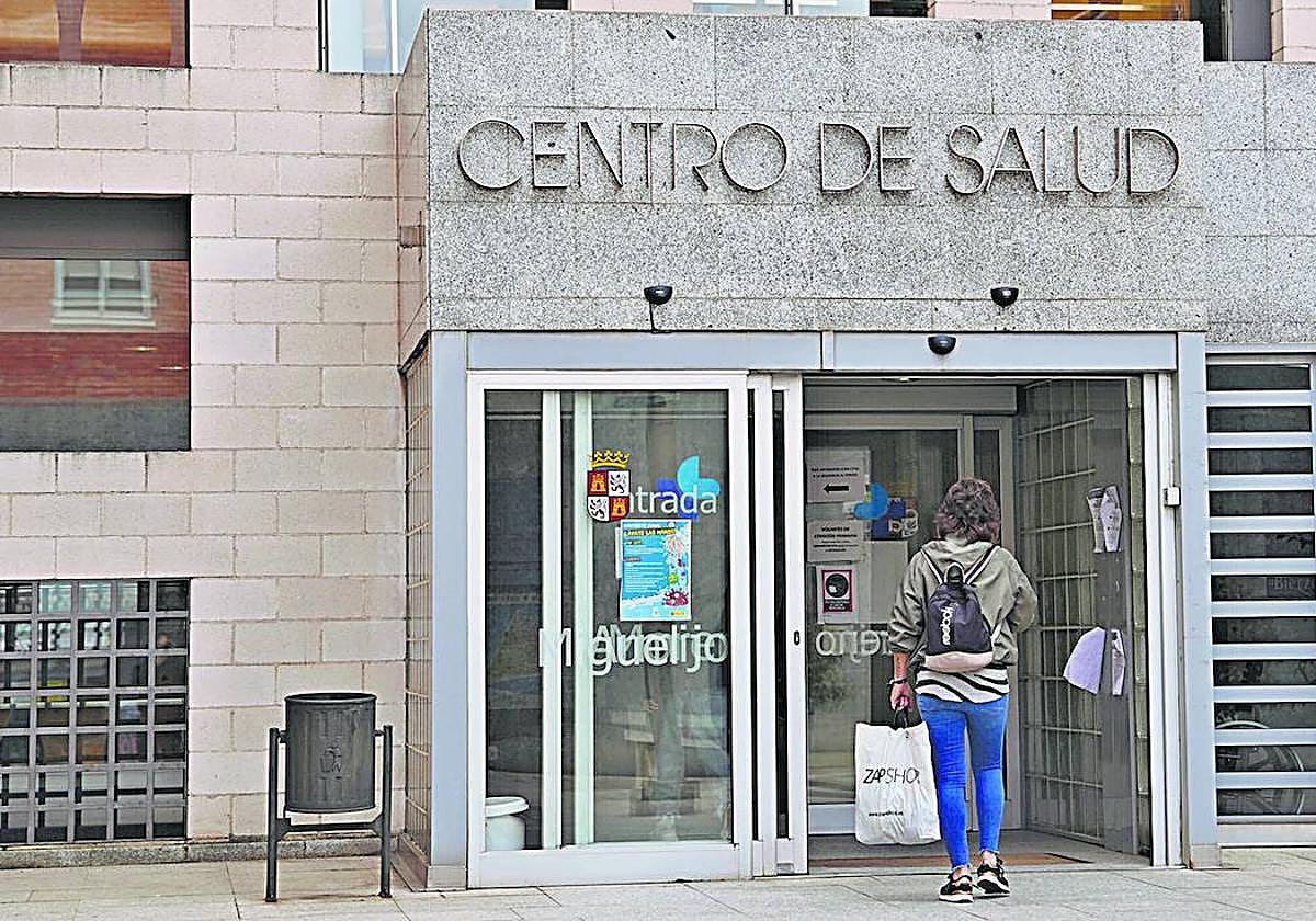 Entrada al centro de salud Miguel Armijo.