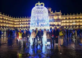 Voluntarios del Rotary Club Plaza Mayor junto a los mayores de las residencias que acudieron a la Plaza Mayor a ver las luces