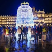 Voluntarios del Rotary Club Plaza Mayor junto a los mayores de las residencias que acudieron a la Plaza Mayor a ver las luces