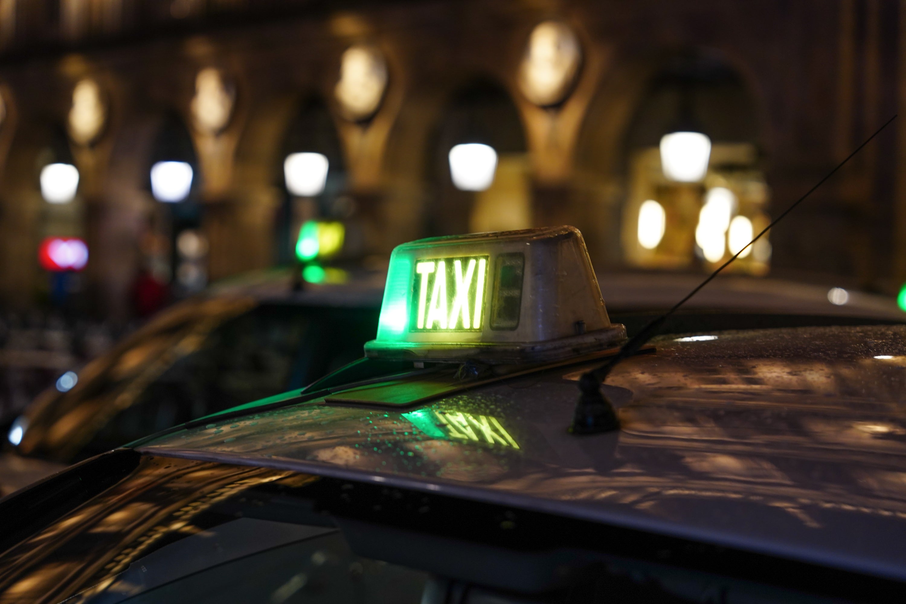 El regalo navideño de los taxistas para que los mayores disfruten de las luces