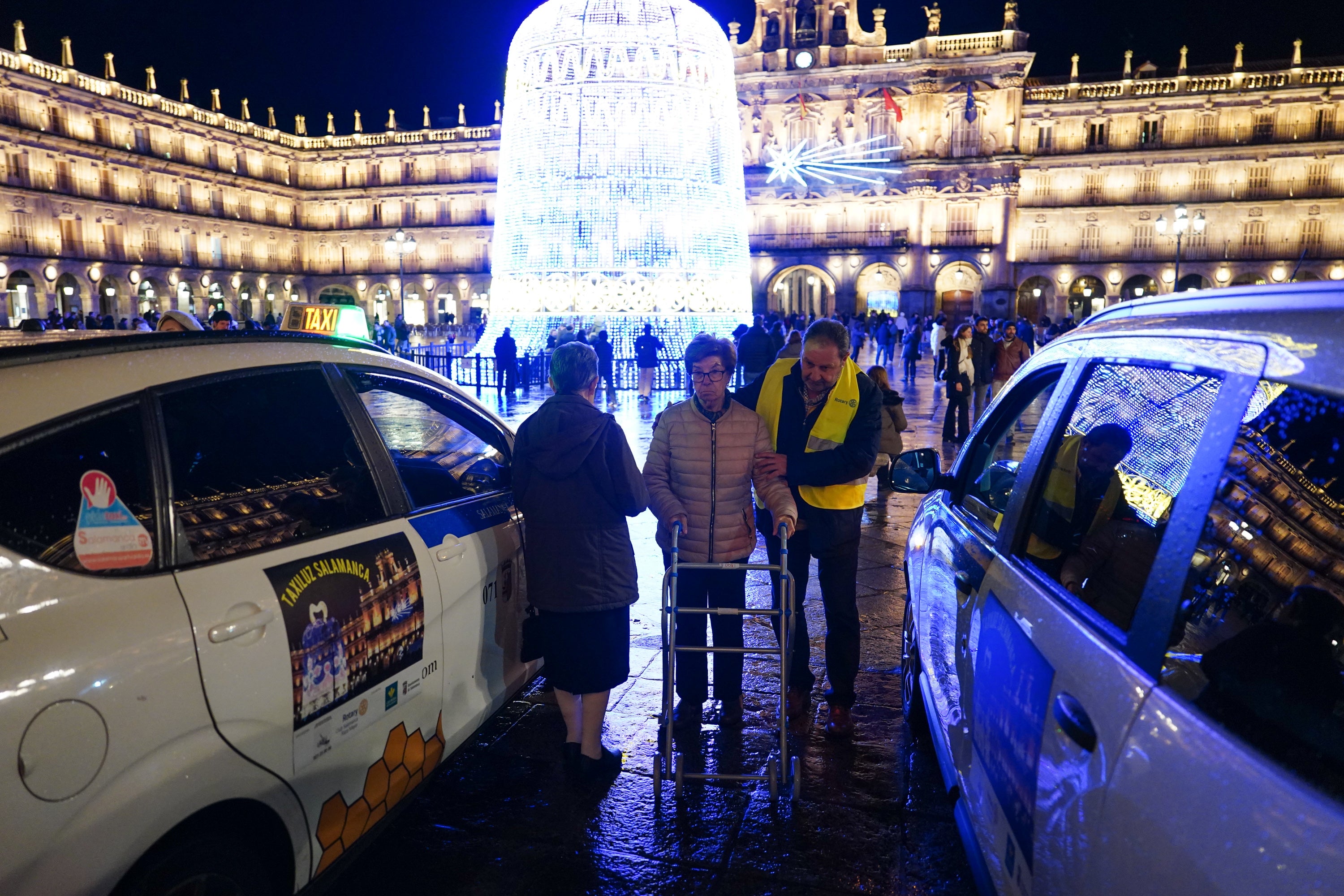 El regalo navideño de los taxistas para que los mayores disfruten de las luces