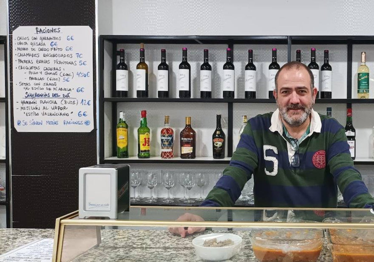 Ricardo Arnal atendiendo el bar de Sepulcro Hilario.