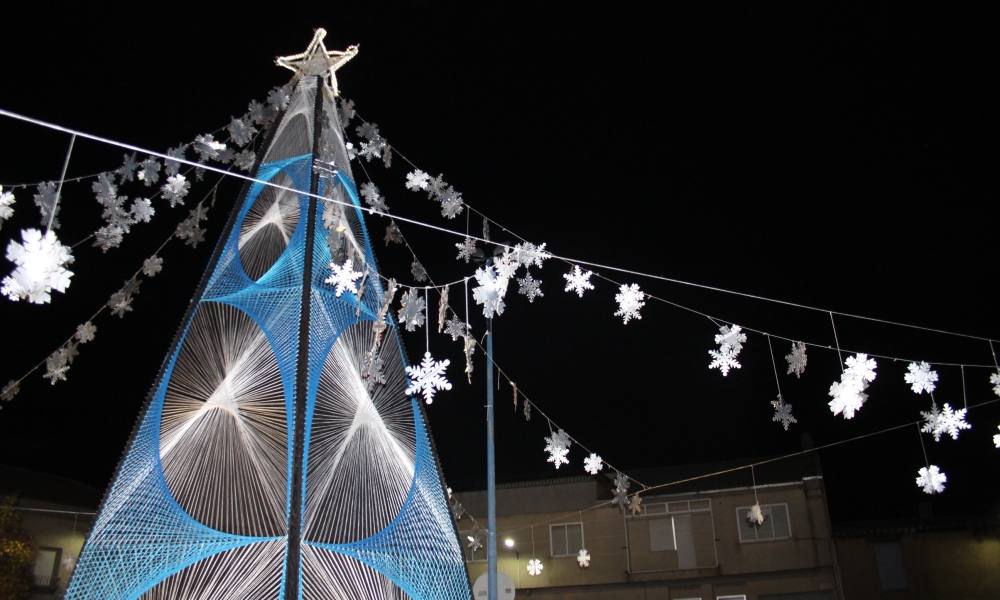 Villoruela enciende un nuevo árbol hecho con 3.000 metros de cuerda