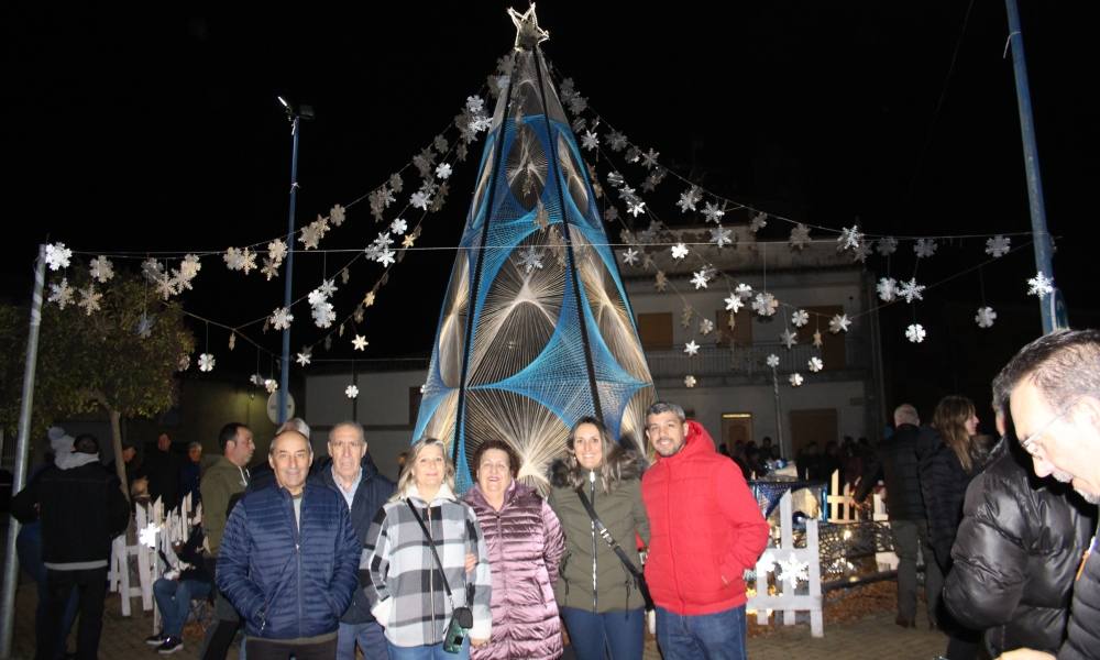 Villoruela enciende un nuevo árbol hecho con 3.000 metros de cuerda