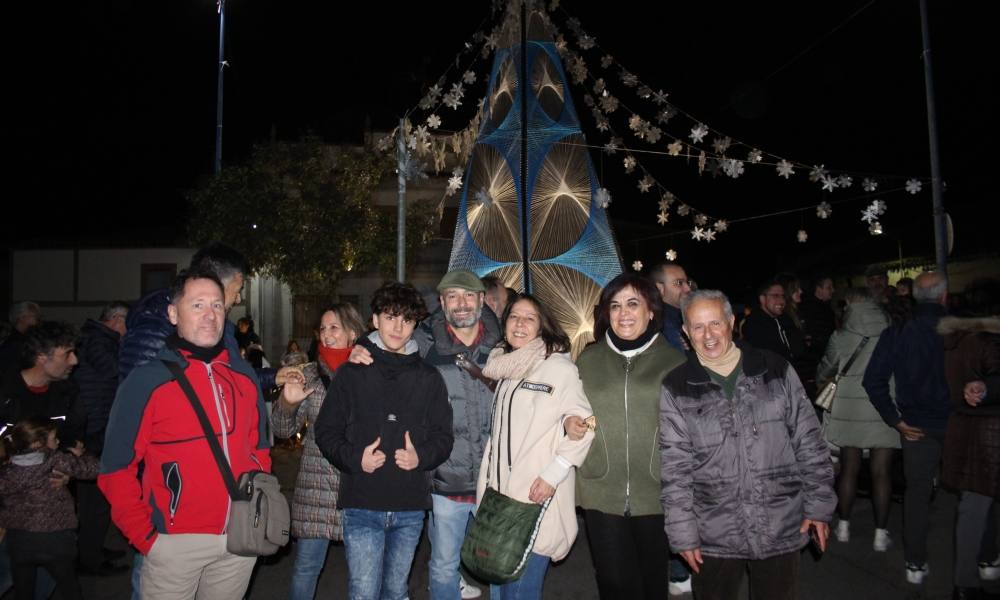 Villoruela enciende un nuevo árbol hecho con 3.000 metros de cuerda