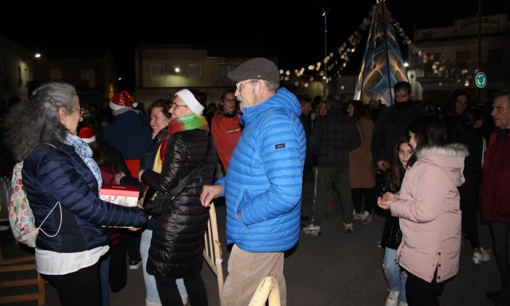 Villoruela enciende un nuevo árbol hecho con 3.000 metros de cuerda